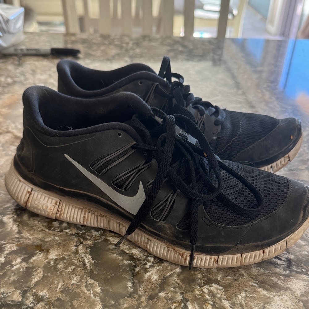 Nike Black and Silver Athletic Shoes / Q9